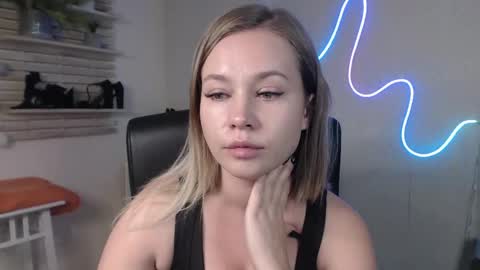 Holly online show from December 12, 1:10 am