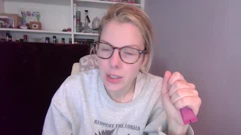 holly_bourbon online show from March 15, 7:09 pm