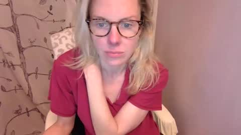 holly_bourbon online show from April 28, 1:26 am