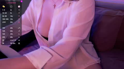 Snapshot of holly_molly_69 chatting on December 18, 1:50 pm Molly online show from December 18, 1:50 pm