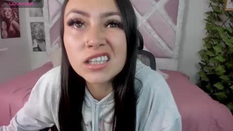 Snapshot of holly_rose69 chatting on November 28, 12:46 am Holly online show from November 28, 12:46 am