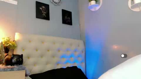 Snapshot of holly_sunshine69 chatting on December 9, 9:05 pm Apple online show from December 9, 9:05 pm