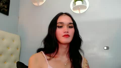 Snapshot of holly_sunshine69 chatting on December 22, 1:33 pm Apple online show from December 22, 1:33 pm