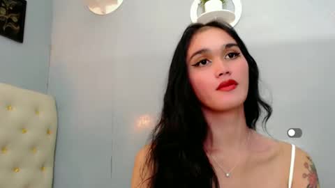 Snapshot of holly_sunshine69 chatting on December 23, 12:08 pm Apple online show from December 23, 12:08 pm