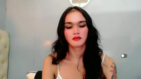 Snapshot of holly_sunshine69 chatting on December 27, 2:22 pm Apple online show from December 27, 2:22 pm