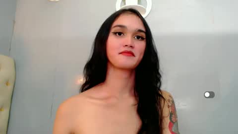 Snapshot of holly_sunshine69 chatting on December 29, 12:23 pm Apple online show from December 29, 12:23 pm