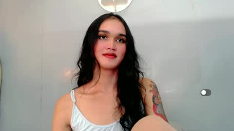 Snapshot of holly_sunshine69 chatting on January 6, 9:30 am Apple online show from January 6, 9:30 am