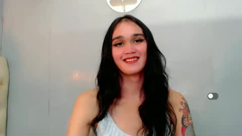 Snapshot of holly_sunshine69 chatting on January 6, 12:35 pm Apple online show from January 6, 12:35 pm