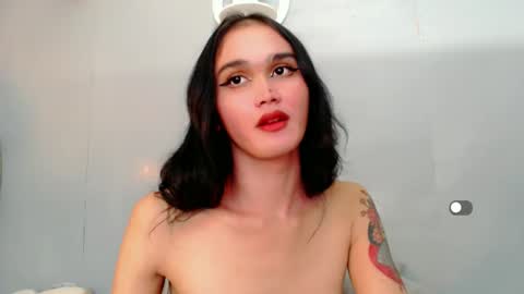 Snapshot of holly_sunshine69 chatting on January 9, 1:24 pm Apple online show from January 9, 1:24 pm