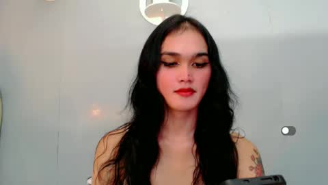 Snapshot of holly_sunshine69 chatting on January 10, 9:34 am Apple online show from January 10, 9:34 am