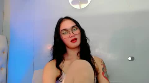 Snapshot of holly_sunshine69 chatting on January 21, 10:08 am Apple online show from January 21, 10:08 am