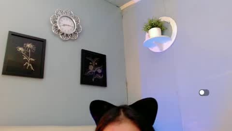 Snapshot of holly_sunshine69 chatting on March 6, 10:52 am Apple online show from March 6, 10:52 am