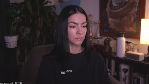 Holly Linder online show from March 25, 2:06 am