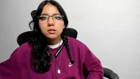 hollypeach_ online show from November 17, 7:52 pm