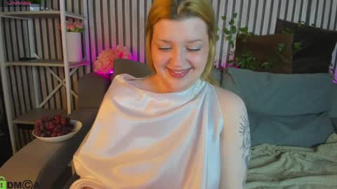 Holly online show from April 11, 1:32 am