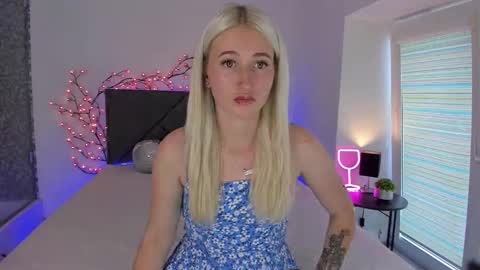 Snapshot of hollytaillor chatting on September 15, 12:16 pm HollyTaillor online show from September 15, 12:16 pm