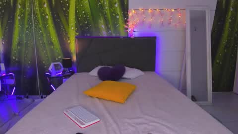 Snapshot of hollytaillor chatting on October 16, 5:30 am HollyTaillor online show from October 16, 5:30 am