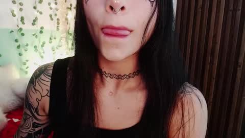 holly online show from December 5, 7:38 am