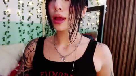 holly online show from January 5, 8:00 pm