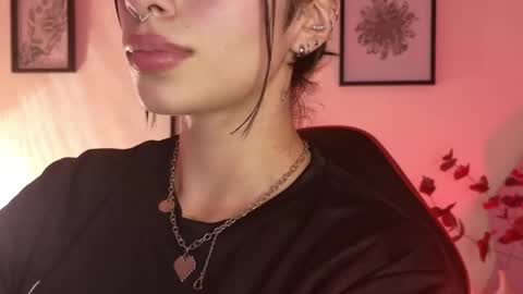 Snapshot of hollyxx_ chatting on May 5, 2:19 am holly online show from May 5, 2:19 am