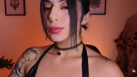Snapshot of hollyxx_ chatting on June 7, 6:06 am holly online show from June 7, 6:06 am