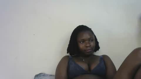 holy_ebony online show from April 12, 12:26 am