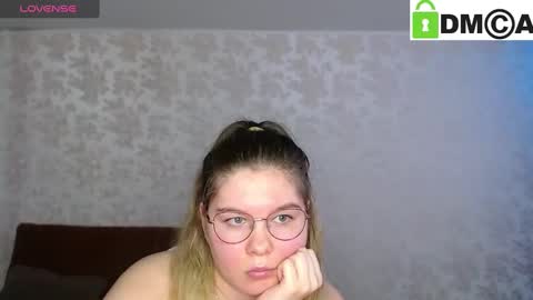 Welcome guys  Pleasure to see you all here  My name is MichaelaTip menu is active Private is open  online show from January 31, 9:05 am