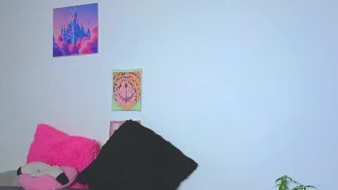 Snapshot of holy_taby_ chatting on May 18, 11:43 pm online show from May 18, 11:43 pm