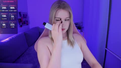 Snapshot of honey_blondee chatting on October 25, 9:20 pm Tammy online show from October 25, 9:20 pm