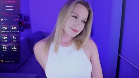 Snapshot of honey_blondee chatting on November 16, 9:53 pm Tammy online show from November 16, 9:53 pm