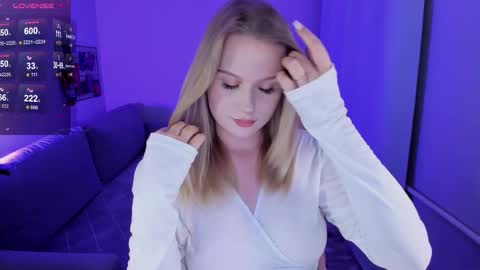 Snapshot of honey_blondee chatting on November 20, 10:31 pm Tammy online show from November 20, 10:31 pm