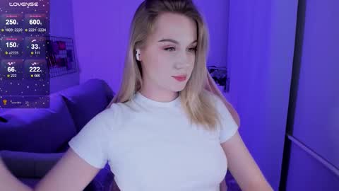 Snapshot of honey_blondee chatting on February 3, 9:09 pm Tammy online show from February 3, 9:09 pm