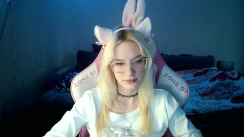 Snapshot of honey_bold chatting on December 17, 9:48 am honey_bold online show from December 17, 9:48 am