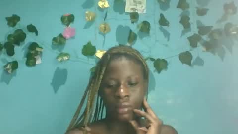 Snapshot of honey_bug2 chatting on October 13, 11:05 pm Queen online show from October 13, 11:05 pm