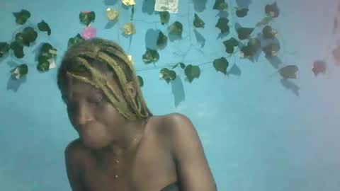 Snapshot of honey_bug2 chatting on October 15, 9:04 pm Queen online show from October 15, 9:04 pm