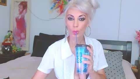 Snapshot of honey_lara chatting on July 16, 1:11 am honey_lara online show from July 16, 1:11 am