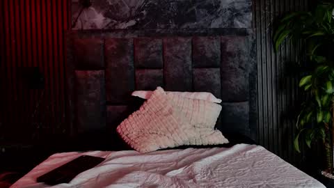 honey_sunn_ online show from October 14, 1:45 pm