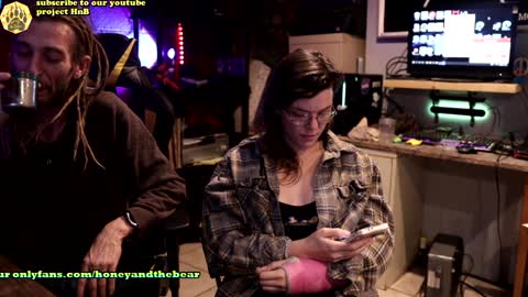 Snapshot of honeyand_thebear chatting on December 15, 4:07 am Honey and Bear online show from December 15, 4:07 am
