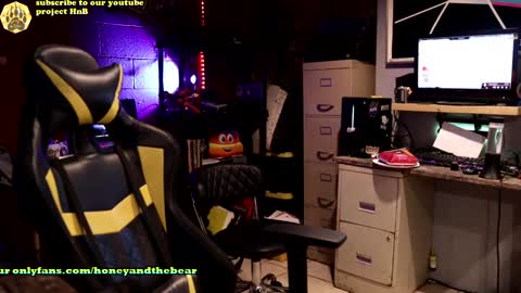 Snapshot of honeyand_thebear chatting on December 21, 4:30 am Honey and Bear online show from December 21, 4:30 am