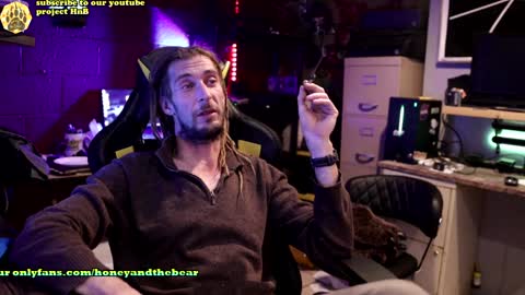 Snapshot of honeyand_thebear chatting on December 24, 3:38 am Honey and Bear online show from December 24, 3:38 am