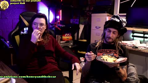 Snapshot of honeyand_thebear chatting on December 26, 3:16 am Honey and Bear online show from December 26, 3:16 am