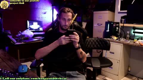 Snapshot of honeyand_thebear chatting on January 1, 3:45 am Honey and Bear online show from January 1, 3:45 am