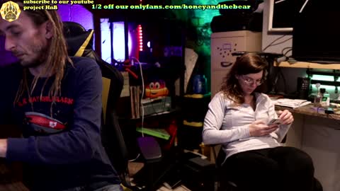 Snapshot of honeyand_thebear chatting on February 3, 2:03 am Honey and Bear online show from February 3, 2:03 am