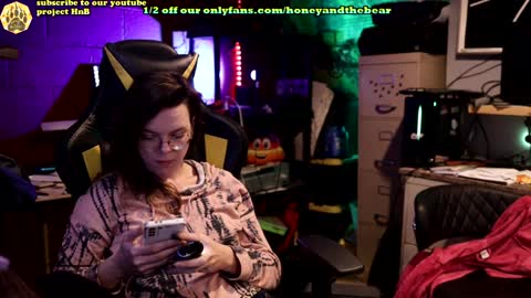 Snapshot of honeyand_thebear chatting on February 4, 3:22 am Honey and Bear online show from February 4, 3:22 am