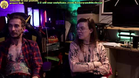 Snapshot of honeyand_thebear chatting on February 4, 6:25 am Honey and Bear online show from February 4, 6:25 am