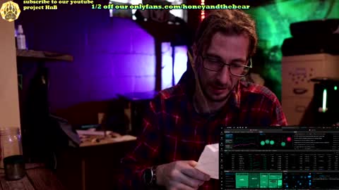 Snapshot of honeyand_thebear chatting on February 5, 12:49 pm Honey and Bear online show from February 5, 12:49 pm