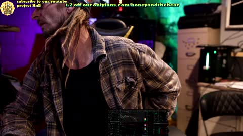 Snapshot of honeyand_thebear chatting on February 7, 1:11 pm Honey and Bear online show from February 7, 1:11 pm