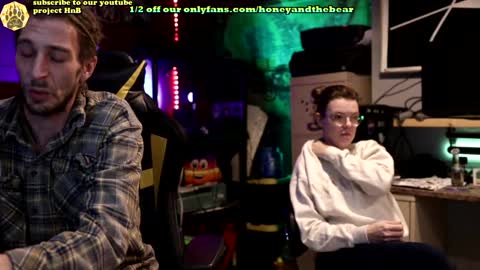Snapshot of honeyand_thebear chatting on February 8, 3:19 am Honey and Bear online show from February 8, 3:19 am