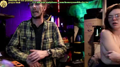 Snapshot of honeyand_thebear chatting on February 9, 3:32 am Honey and Bear online show from February 9, 3:32 am