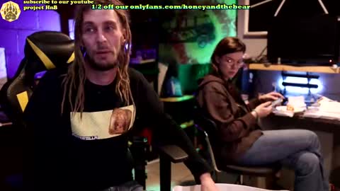 Snapshot of honeyand_thebear chatting on March 11, 2:10 am Honey and Bear online show from March 11, 2:10 am